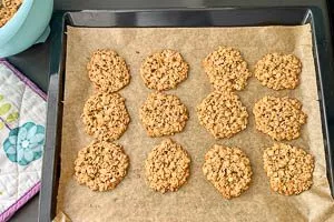 Haferkekse für circa 12 Minuten im Backofen ausbacken
