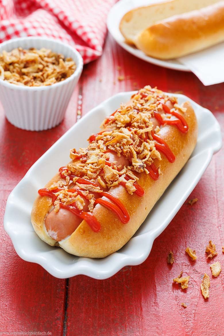 Weiches Brot, knackiges W&uuml;rstchen und w&uuml;rzige Sauce