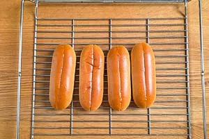 Brötchen für Hotdogs erwärmen