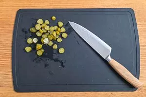 Gewürzgurken in Scheiben schneiden