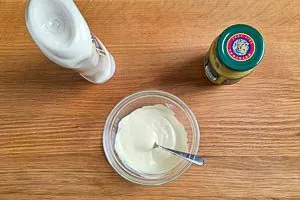 Mayonnaise und Senf zu einer Soße anrühren