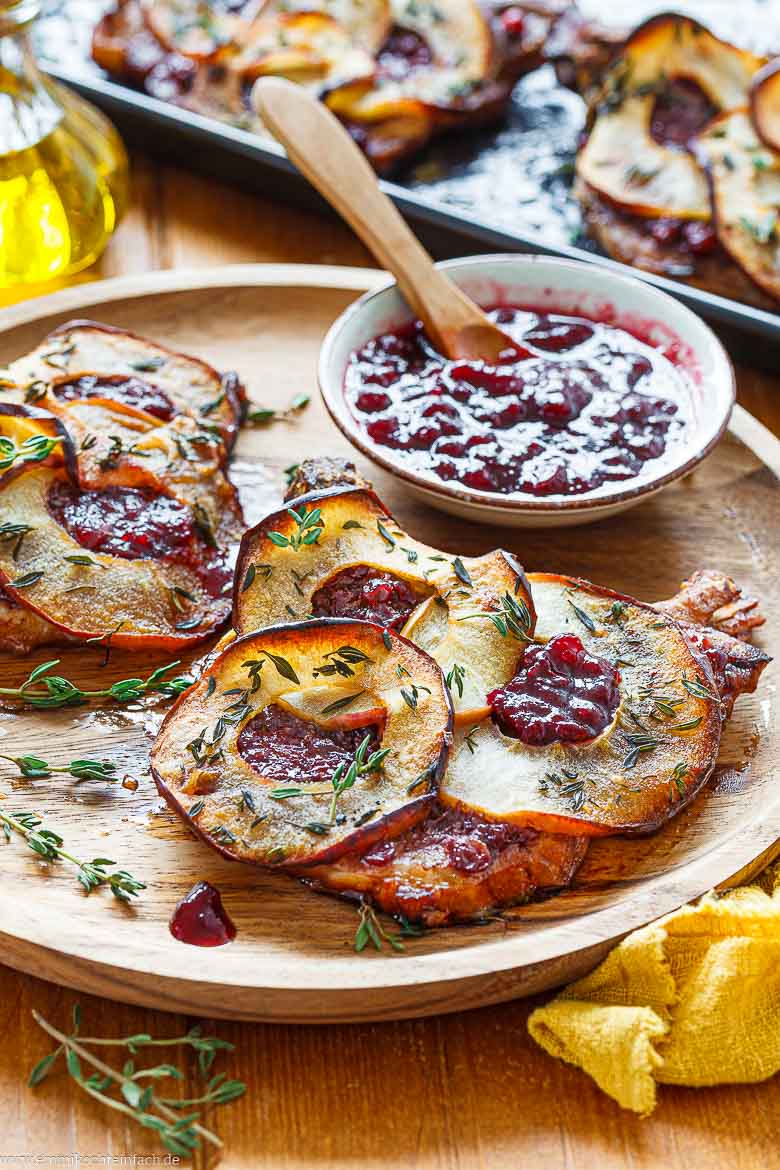 Klassisches Kotelett mal anders mit &Auml;pfeln und Preiselbeeren