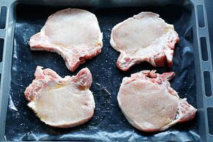 Koteletts mit Salz und Pfeffer bestreuen.