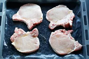 Koteletts mit Salz und Pfeffer bestreuen.