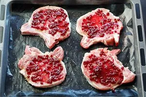 Koteletts mit Preiselbeeren bestreichen.