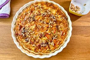 Nach dem Backen mit Walnüssen garnieren.