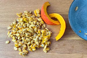 Kerne aus dem Kürbis lösen