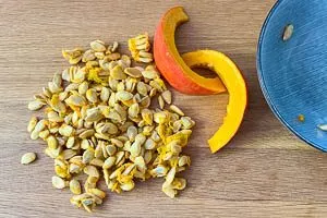 Kerne aus dem Kürbis lösen