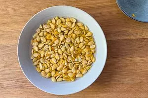 In einer Schüssel mit Wasser die restlichen Fasern entfernen und abtrocken