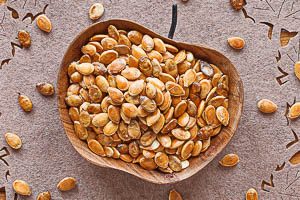 Gerösteten Kürbiskerne in einer Schale serviert