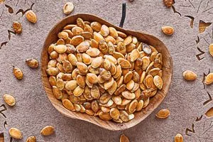 Gerösteten Kürbiskerne in einer Schale serviert