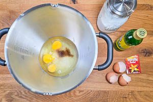 Eier, Zucker und Öl in eine Schüssel geben.