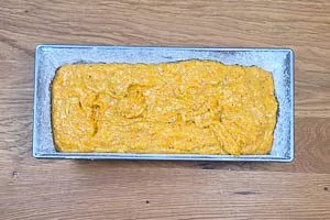 Kuchenteig in die eingefettete Form geben.