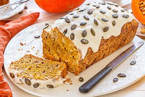 Auf den Kuchen auftragen, mit Kürbiskernen garnieren und servieren!