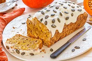 Auf den Kuchen auftragen, mit Kürbiskernen garnieren und servieren!