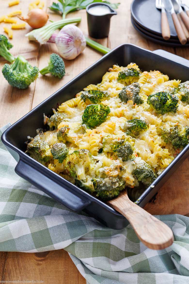 Brokkoli-Nudel-Auflauf mit Käse überbacken