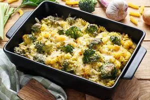 Brokkoli-Nudel-Auflauf warm servieren