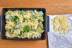 Geriebenen Emmentaler über dem Auflauf verteilen