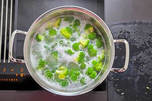 Nudeln und Brokkoli vorkochen