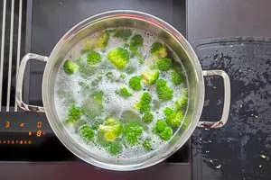 Nudeln und Brokkoli vorkochen