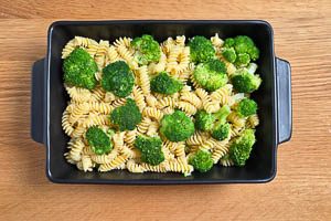 Nudeln und Brokkoli in die Auflaufform füllen