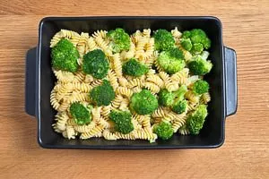 Nudeln und Brokkoli in die Auflaufform füllen