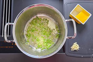 Zwiebel- und Selleriewürfel anbraten