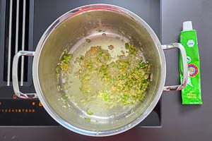 Knoblauchwürfel und Senf hinzugeben