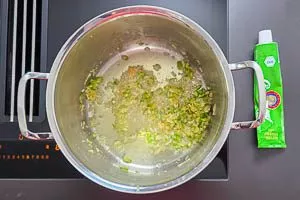 Knoblauchwürfel und Senf hinzugeben