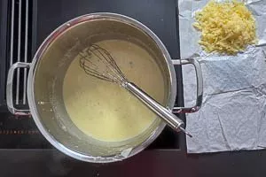 Parmesan in der Soße schmelzen lassen