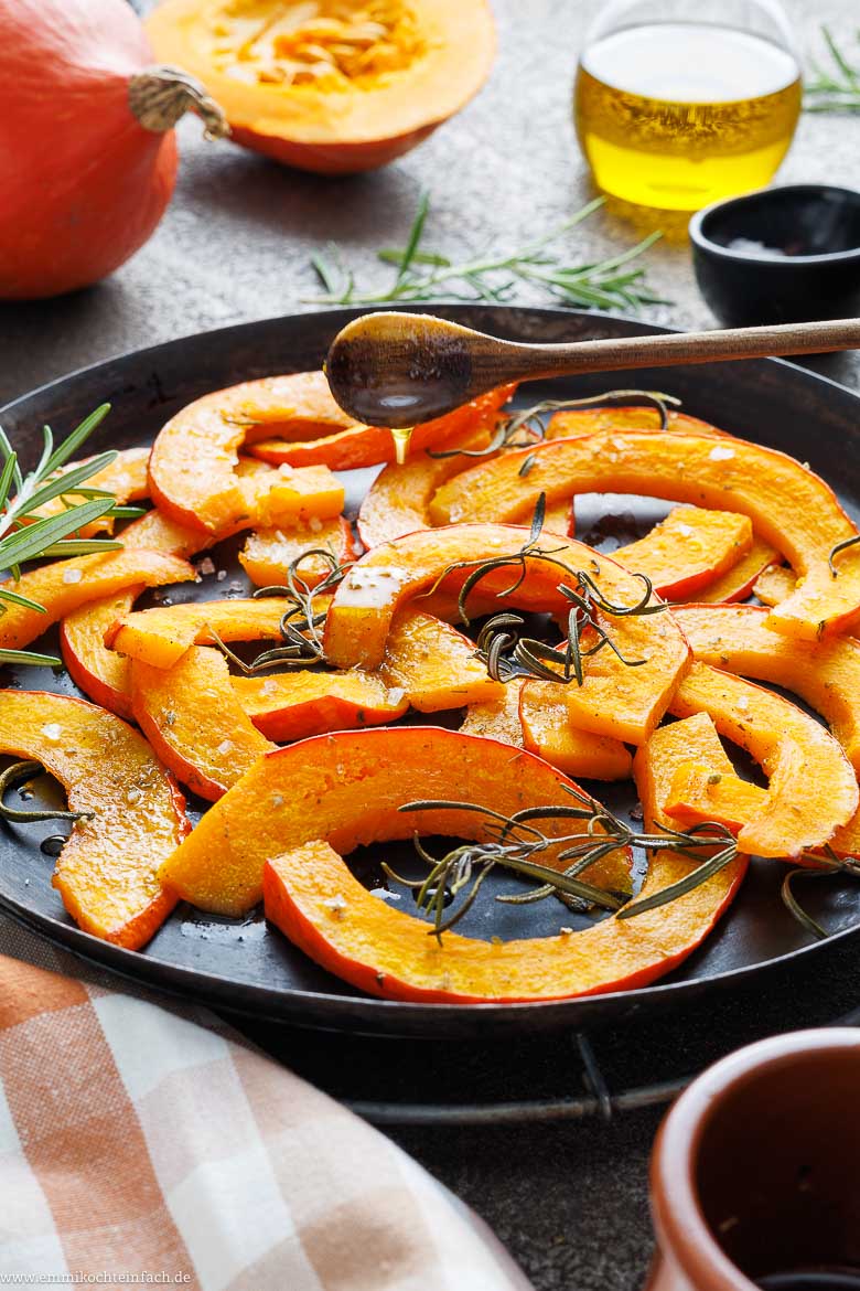 Kürbis im Ofen mit einer mediterranen Marinade