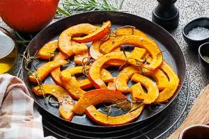 Kürbis aus dem Ofen mit Salz oder Sud servieren