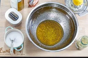 Olivenöl, Zitronensaft, Ahornsirup, Oregano, Salz und Pfeffer vermengen