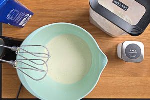 Mehl und Milch verrühren