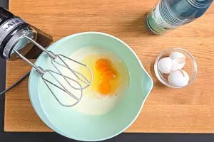 Eier und Wasser unterrühren