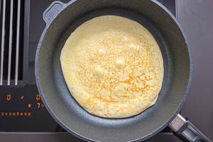 Eierkuchen mit einem Pfannenwender wenden