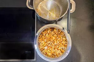 Wenn fertig, Popcorn vom Herd nehmen und servieren.