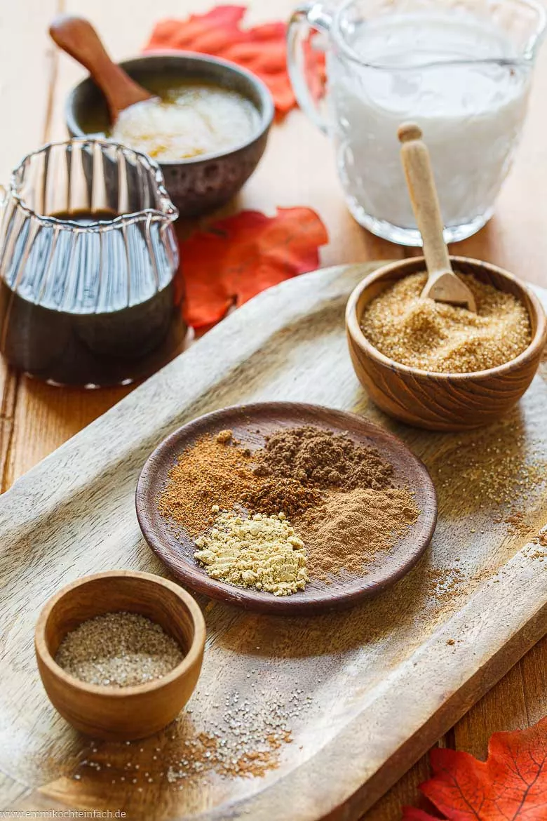 Pumpkin Spice Gewürze und weitere Zutaten für den herbstlichen Milchkaffee