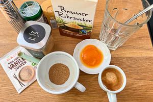 Zutaten für Pumpkin Spice Latte in ein Glas füllen und verrühren