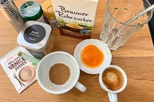 Zutaten für Pumpkin Spice Latte in ein Glas füllen und verrühren