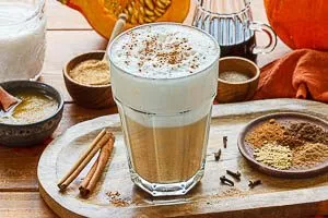 Pumpkin Spice Latte mit Milchkrone und Zimt-Topping