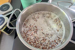 Quinoa auf mittlerer Stufe mit Deckel für 15 Minuten kochen