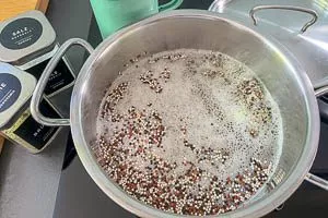 Quinoa auf mittlerer Stufe mit Deckel für 15 Minuten kochen