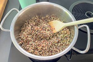 Lasse den Quinoa nach der Kochzeit noch für 5 Minuten quellen