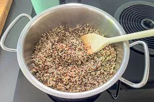 Lasse den Quinoa nach der Kochzeit noch für 5 Minuten quellen