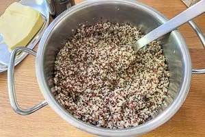 Gekochten Quinoa mit etwas Olivenöl oder Butter verfeinern