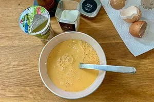 Eier mit Milch oder Sahne und Salz und Pfeffer verrühren