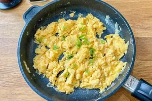 Rührei mit Frühlingszwiebeln garnieren
