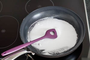 Zucker in die heiße Pfanne geben