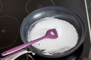 Zucker in die heiße Pfanne geben